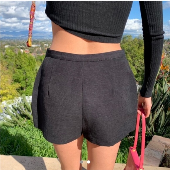 Topshop peekaboo Shorts in black. Size 4 - Picture 2 of 8